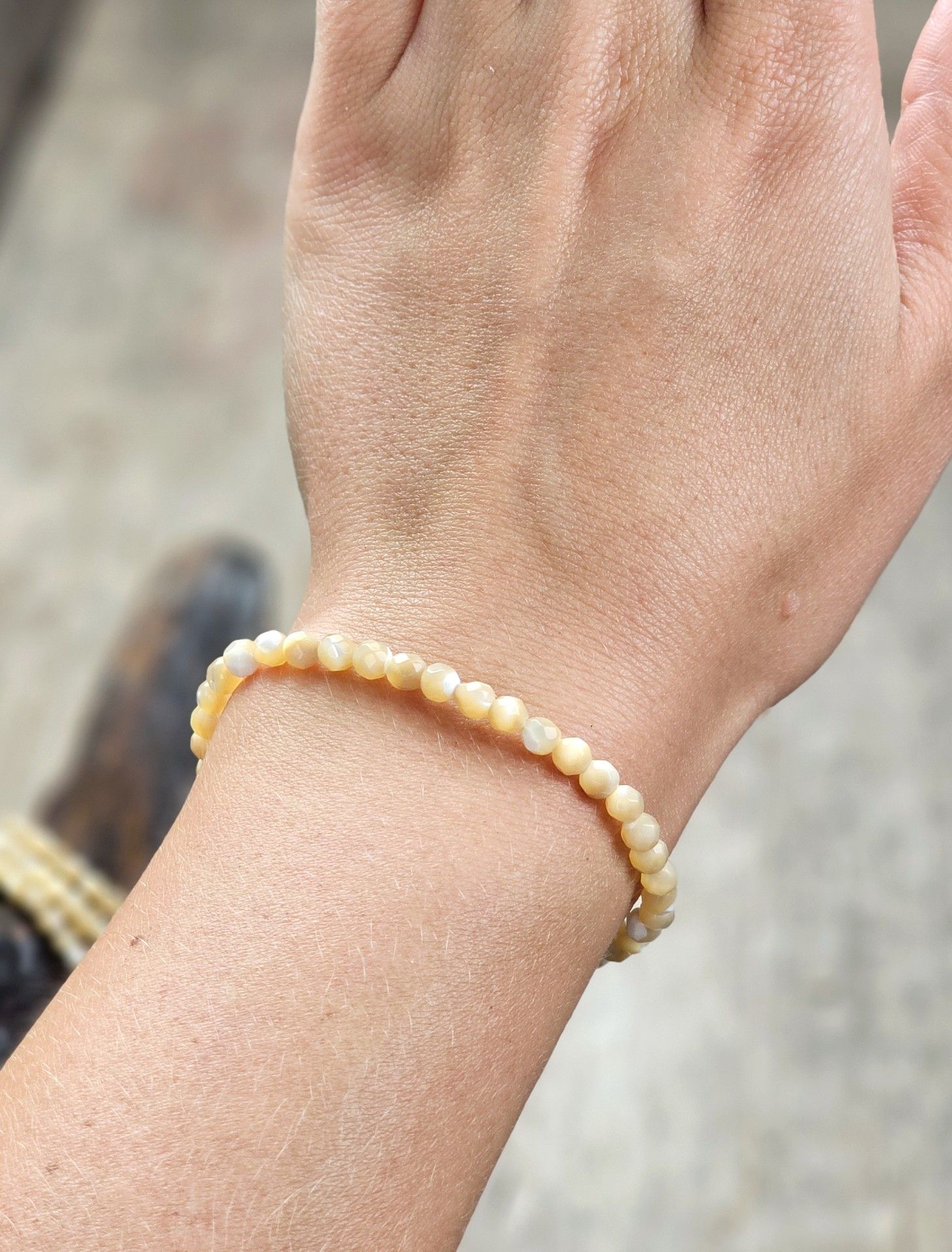 Pärlemor, armband 4mm facetterade pärlor