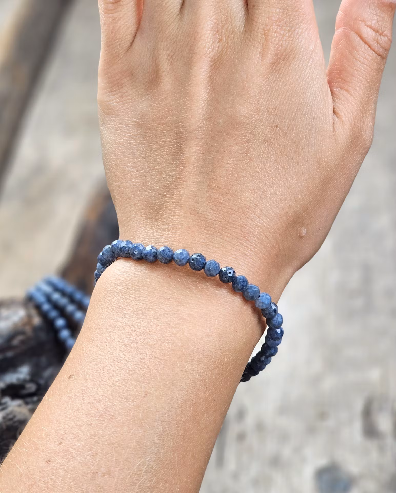 Blå Fossil Korall, armband 4mm facetterade pärlor