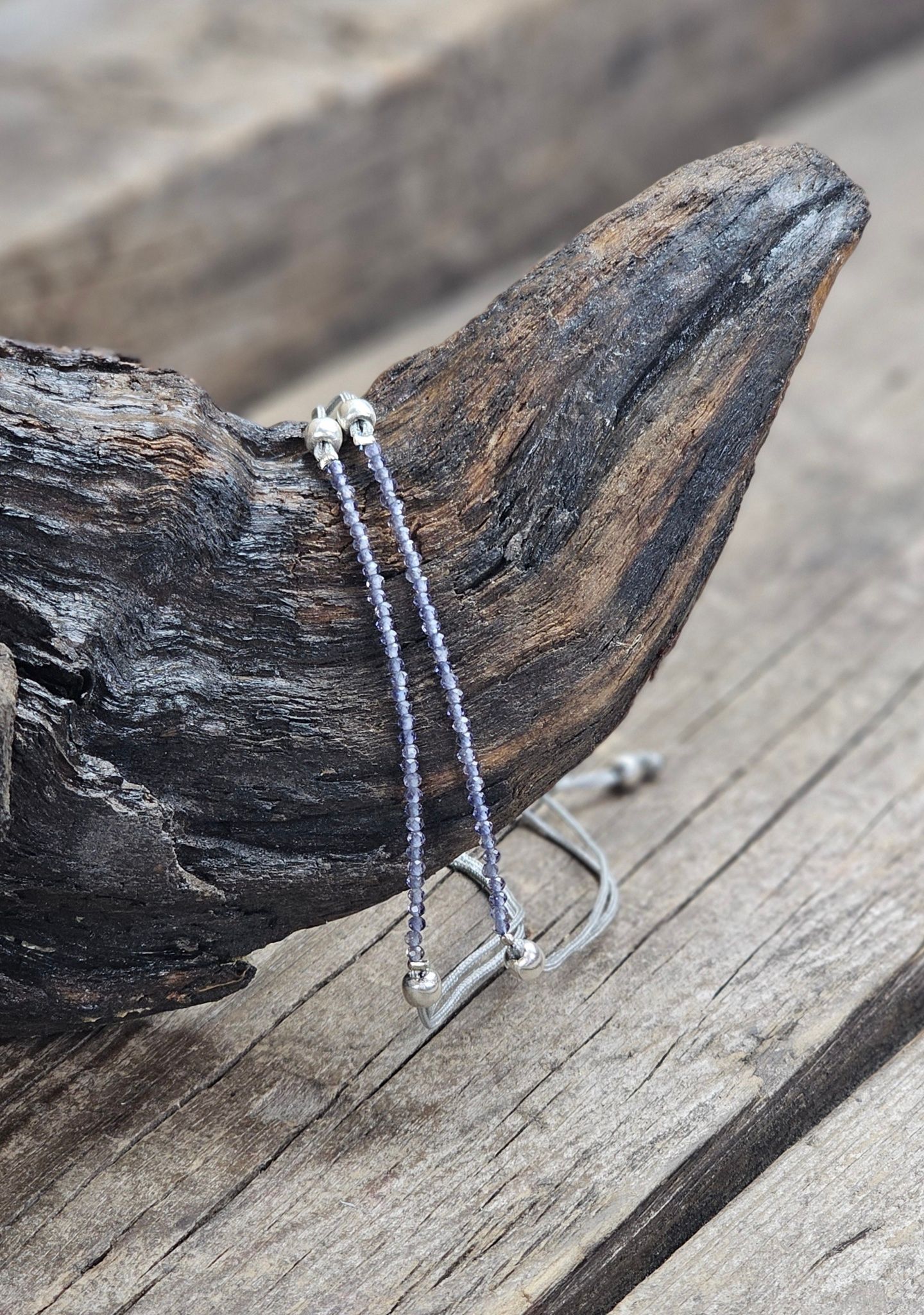Iolit (Vattensafir), armband 3mm facetterade pärlor macramé
