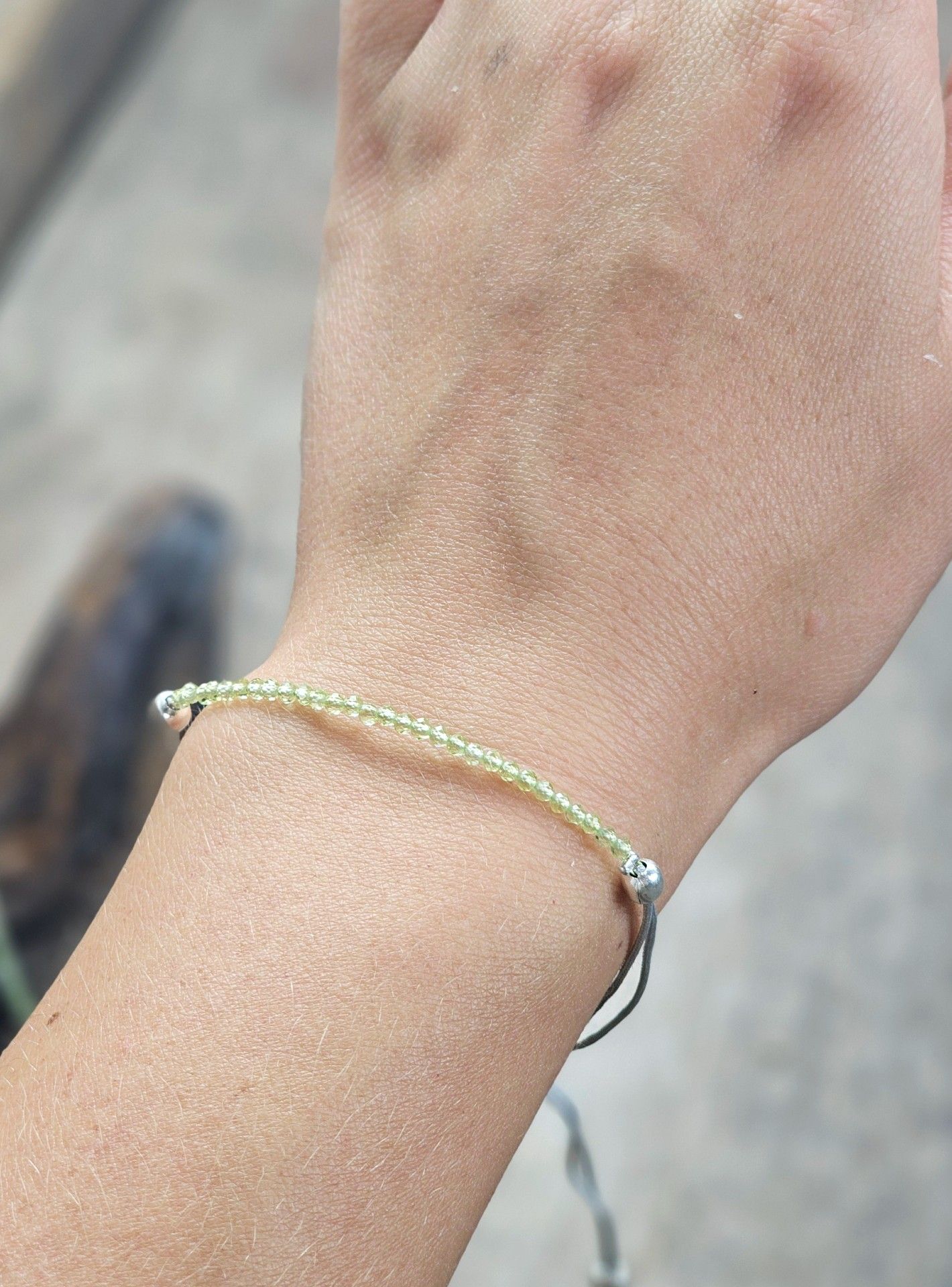 Peridot (Olivin), armband 3mm facetterade pärlor macramé