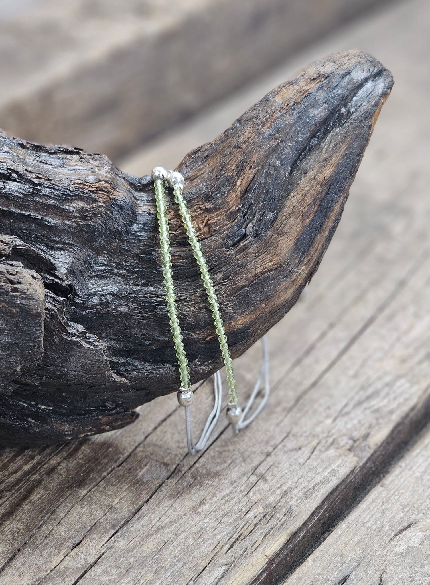Peridot (Olivin), armband 3mm facetterade pärlor macramé