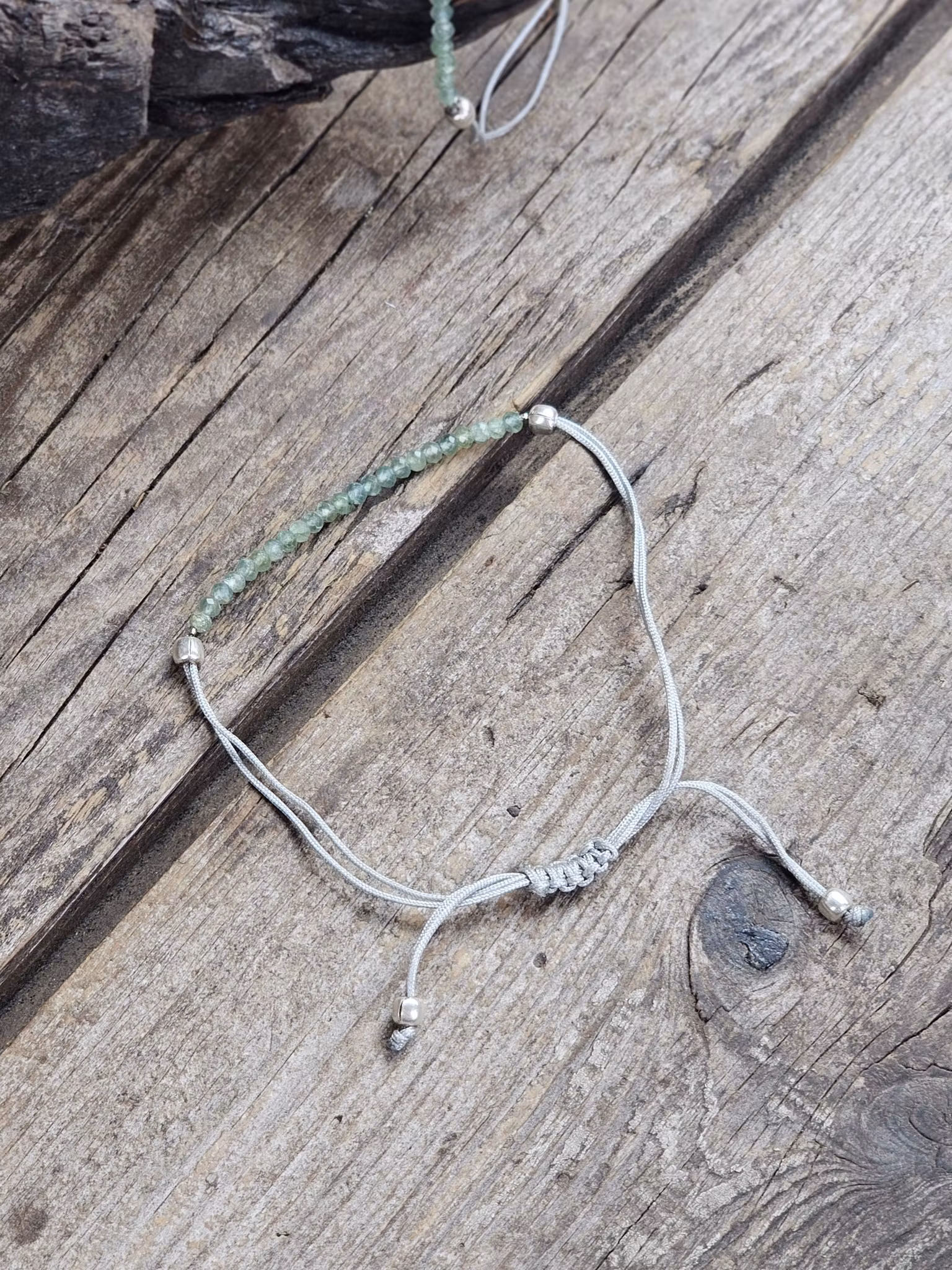 Grön Granat, armband 3mm facetterade pärlor macramé