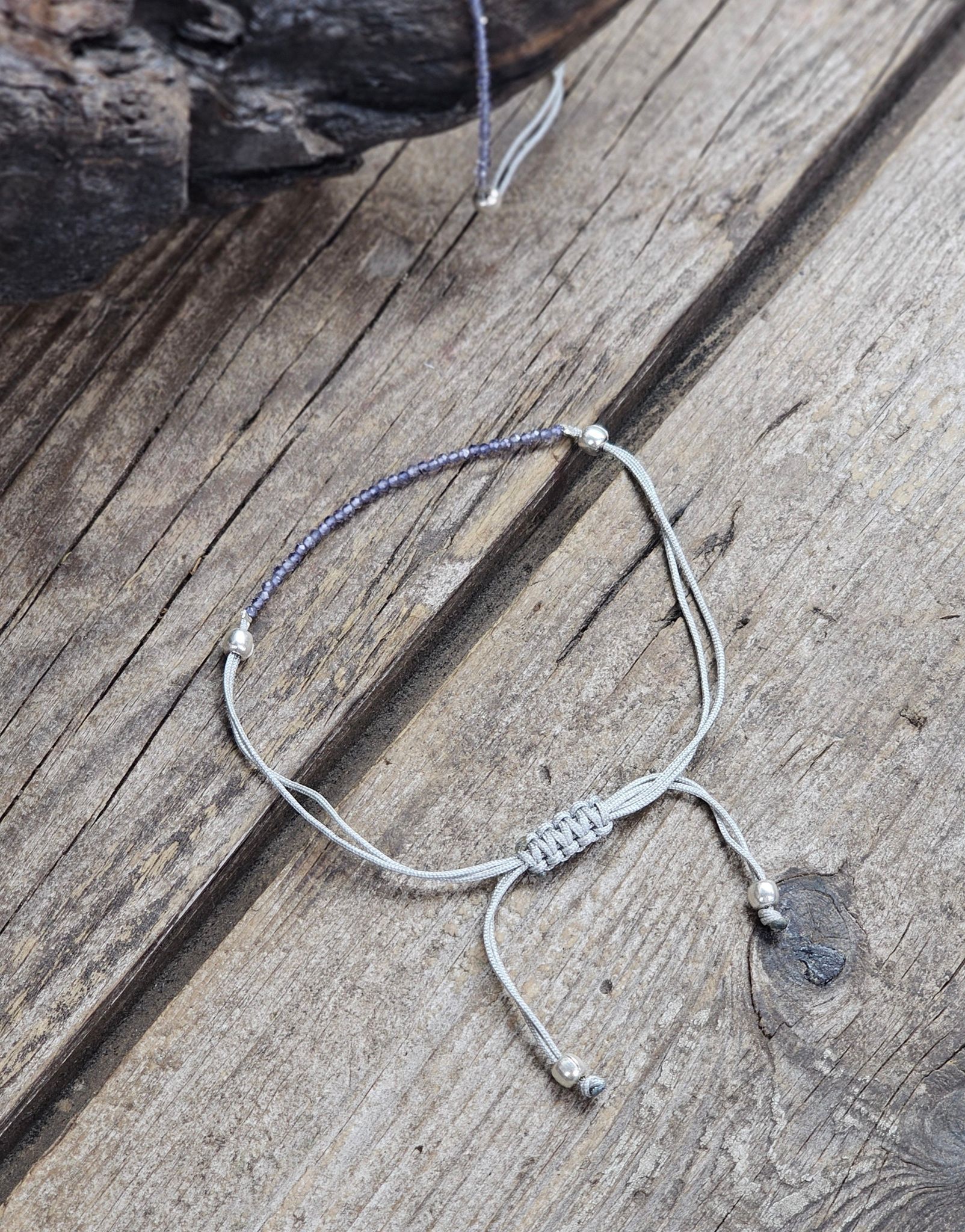 Iolit (Vattensafir), armband 3mm facetterade pärlor macramé