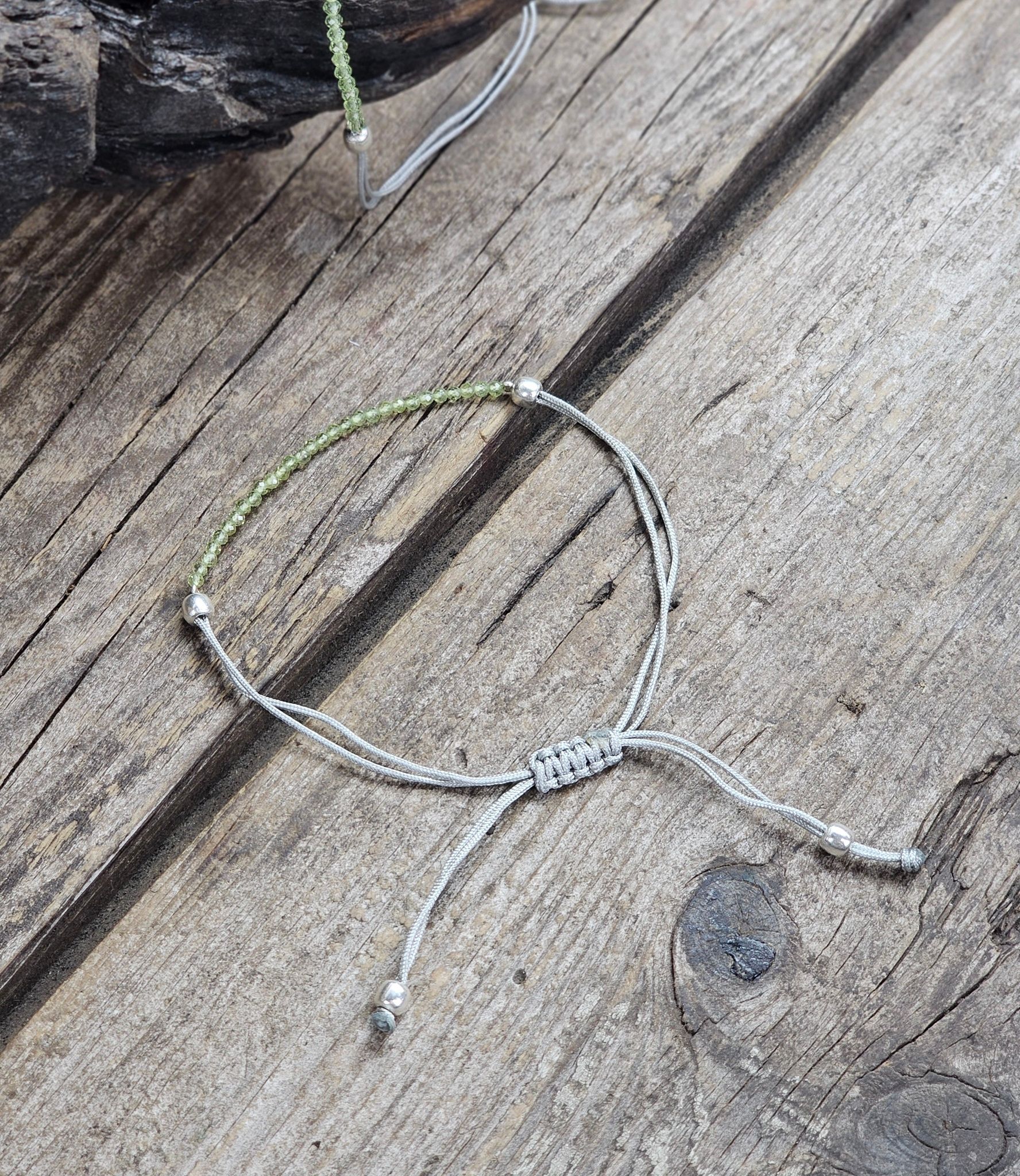 Peridot (Olivin), armband 3mm facetterade pärlor macramé
