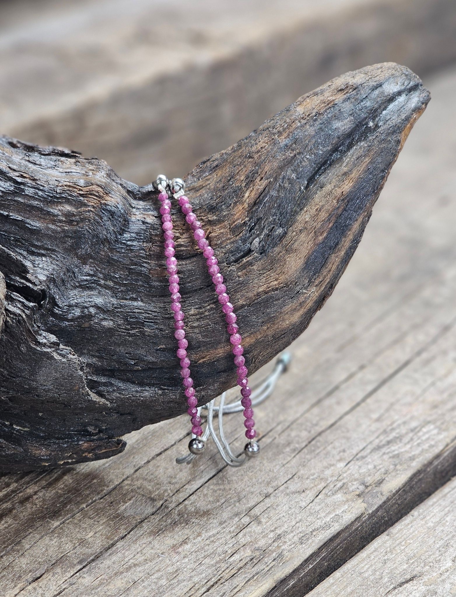 Rubin, armband 3mm facetterade pärlor macramé