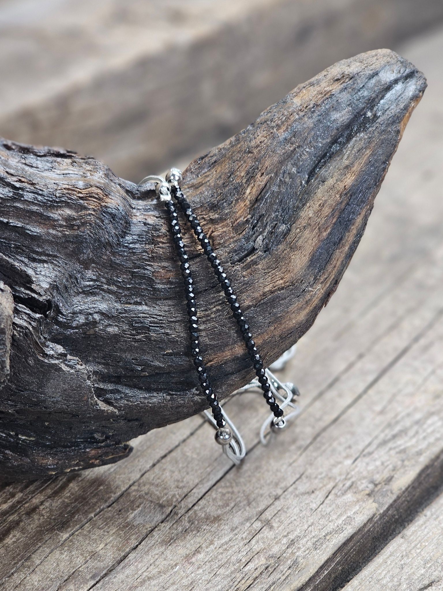Svart Turmalin, armband 3mm facetterade pärlor macramé