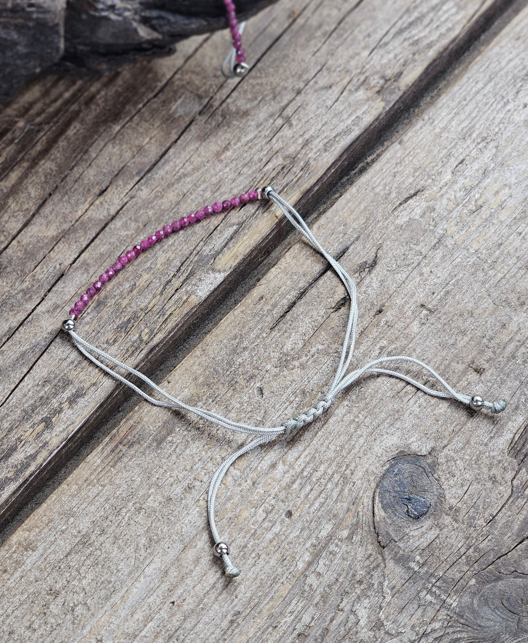 Rubin, armband 3mm facetterade pärlor macramé