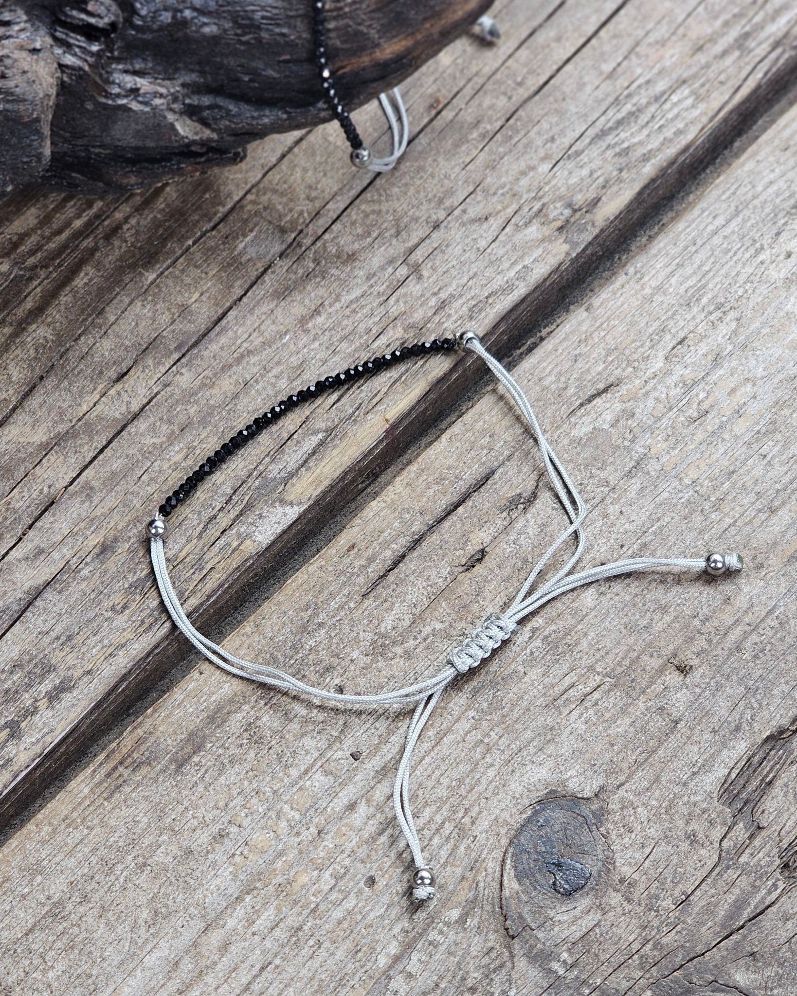 Svart Turmalin, armband 3mm facetterade pärlor macramé