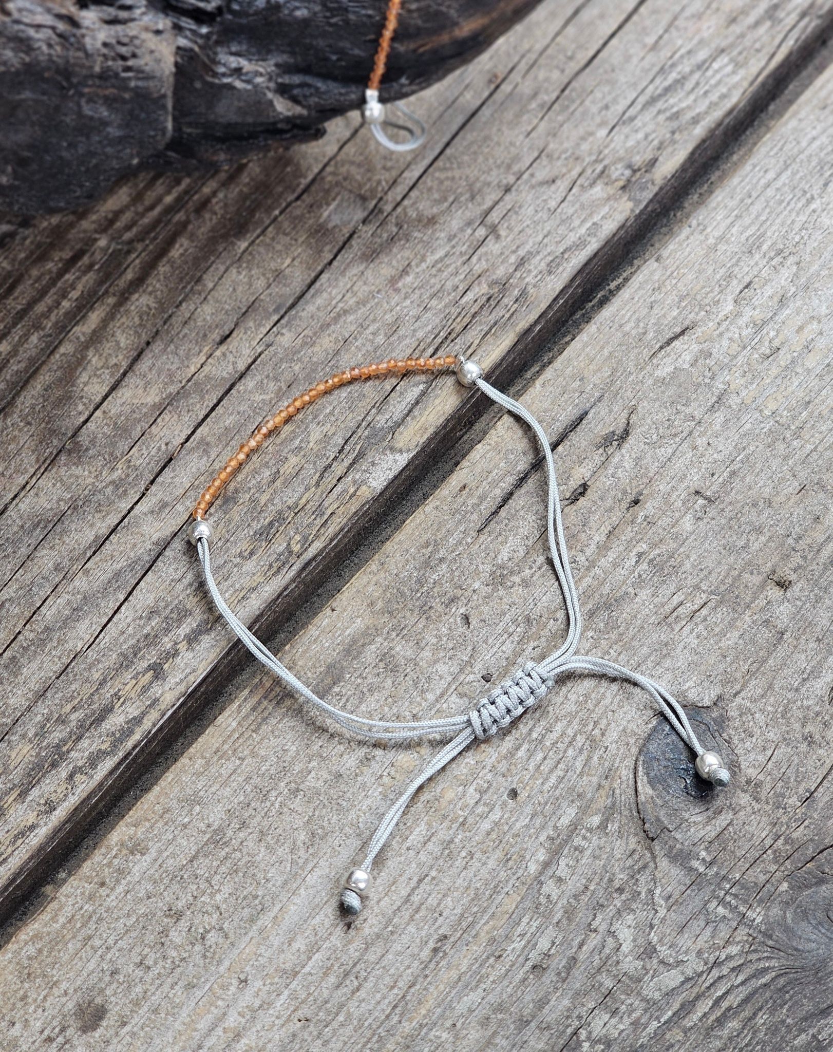 Karneol, armband 3mm facetterade pärlor macramé