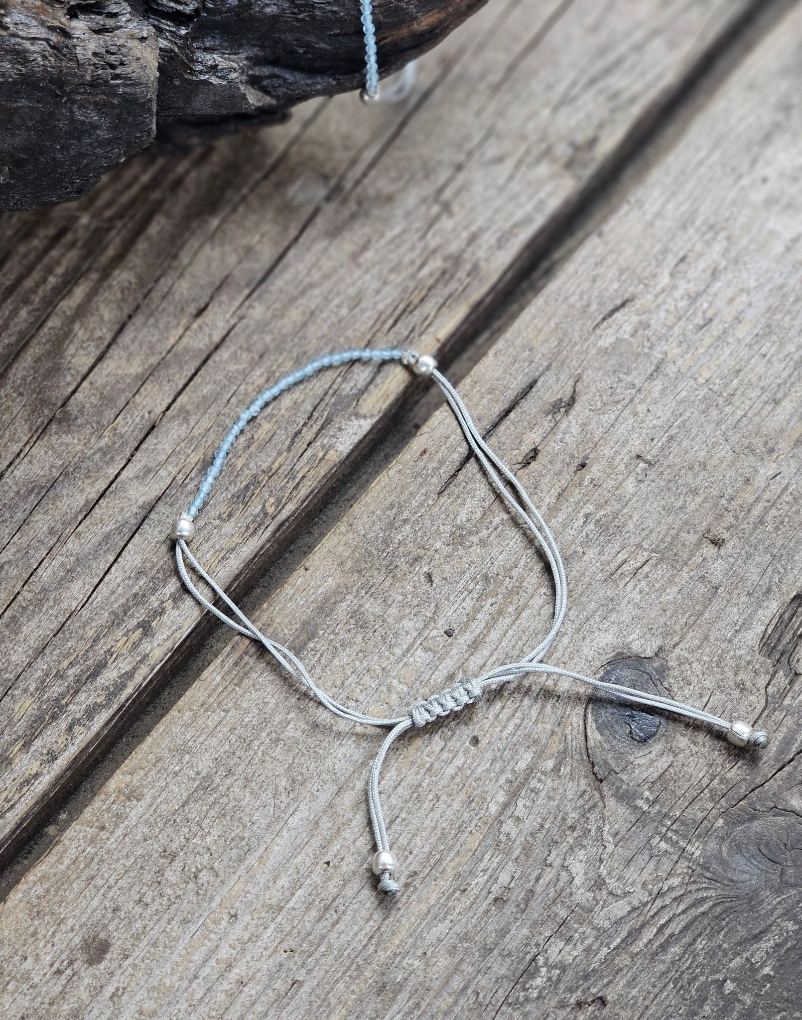 Blå Topas, armband 3mm facetterade pärlor macramé