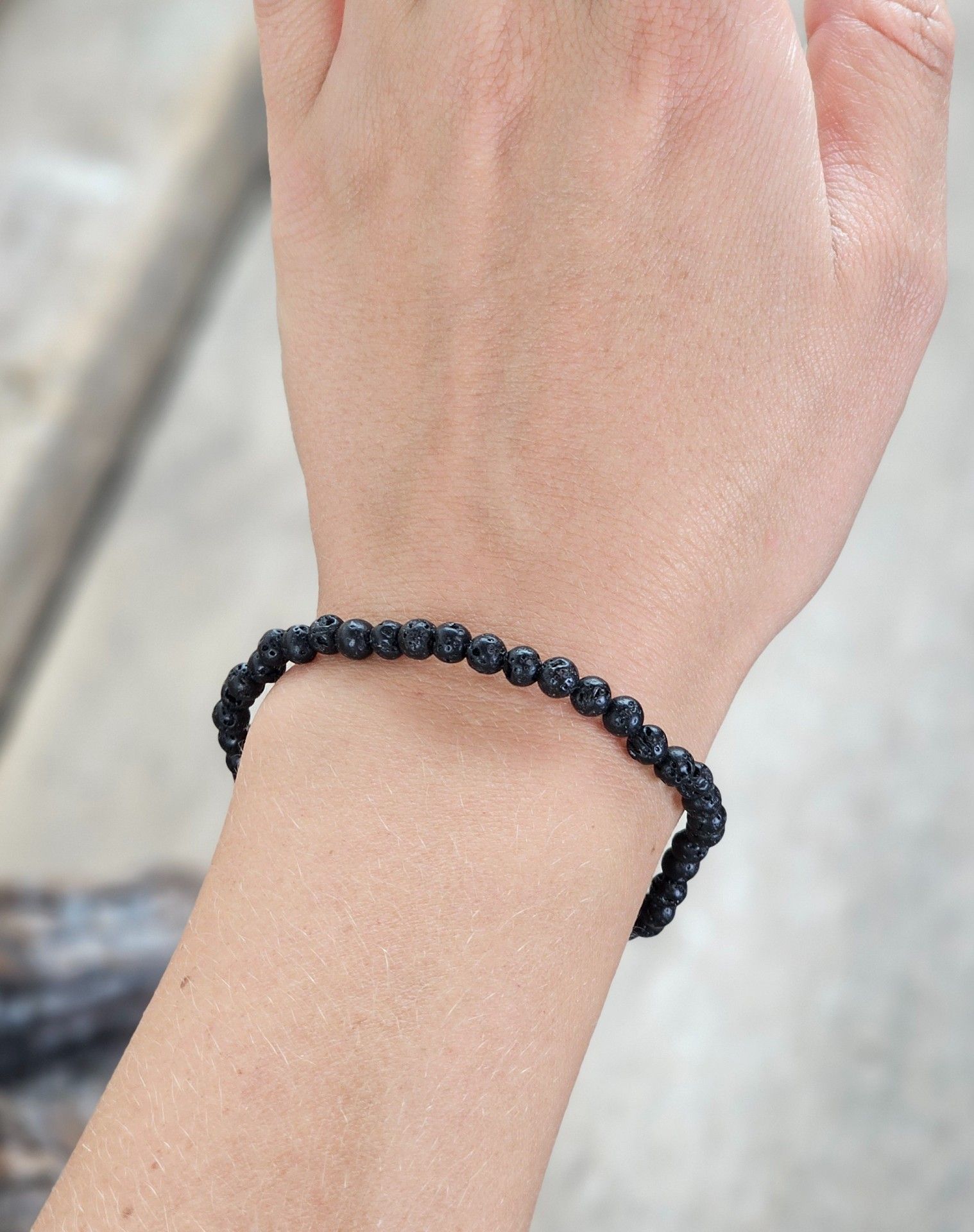 Lavasten, armband 4mm runda pärlor