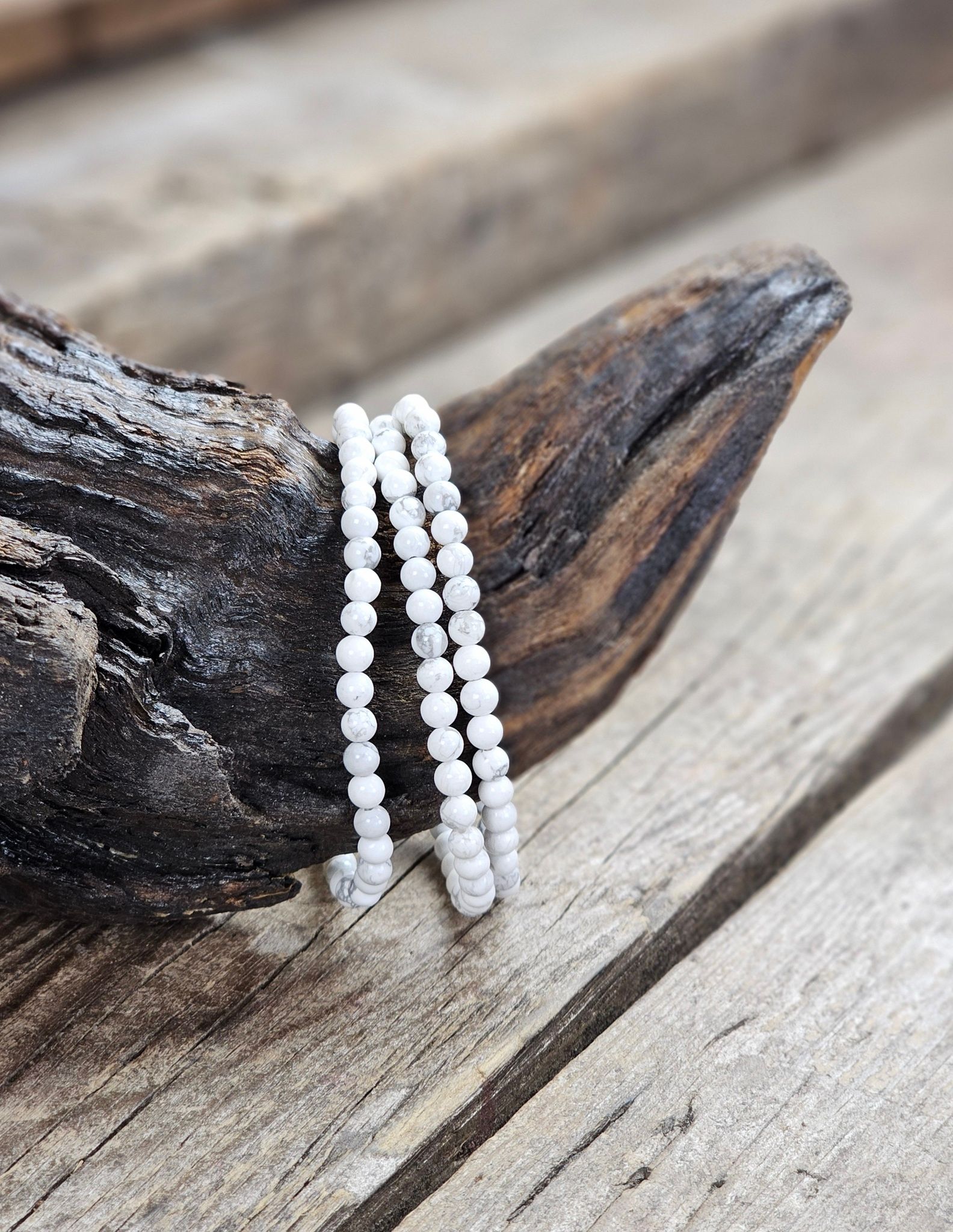 Howlit, armband 4mm runda pärlor