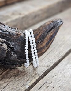 Howlit, armband 4mm runda pärlor
