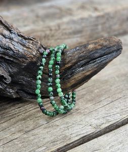 Zoisit med Rubin, armband 4mm runda pärlor
