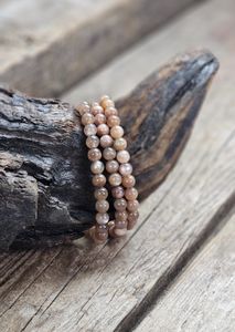 Månsten med skimmer, armband 6mm runda pärlor