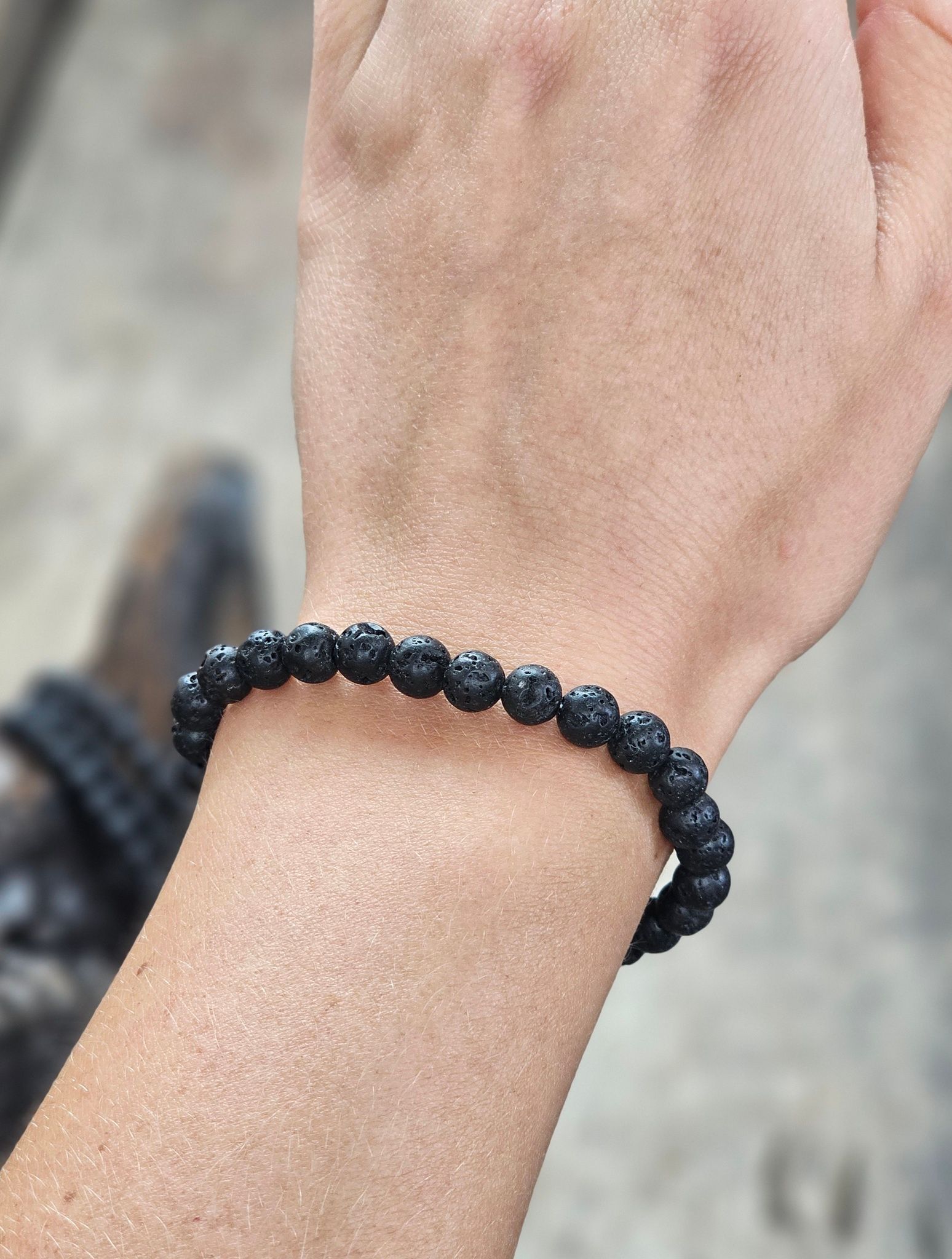 Lavasten, armband 6mm runda pärlor