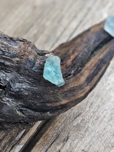 Grön Fluorit rå, silverpläterat hänge