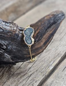 Ametist Stalaktit dubbel, justerbart armband guldpläterat rostfritt stål