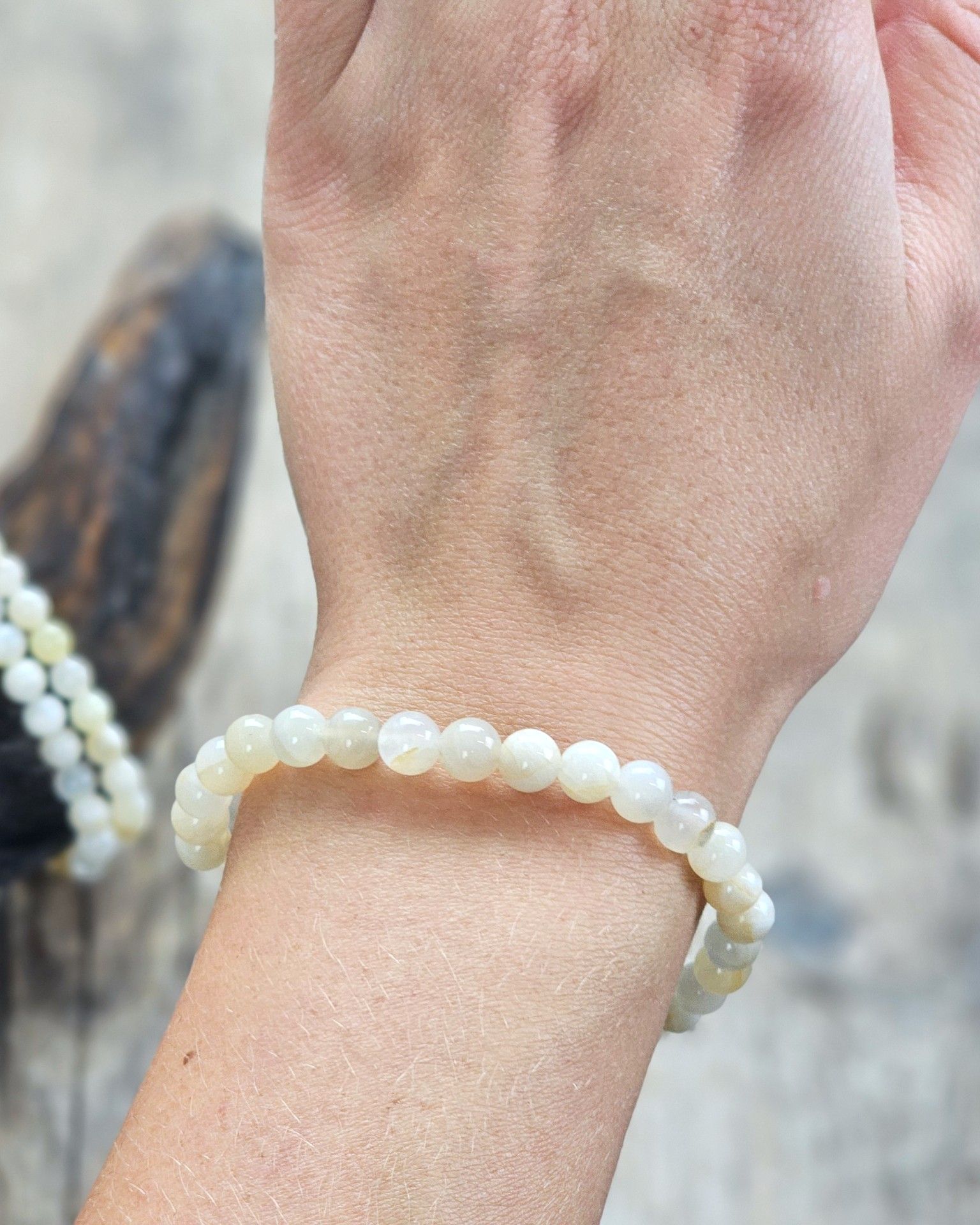 Månsten Creme med skimmer, armband 6mm runda pärlor