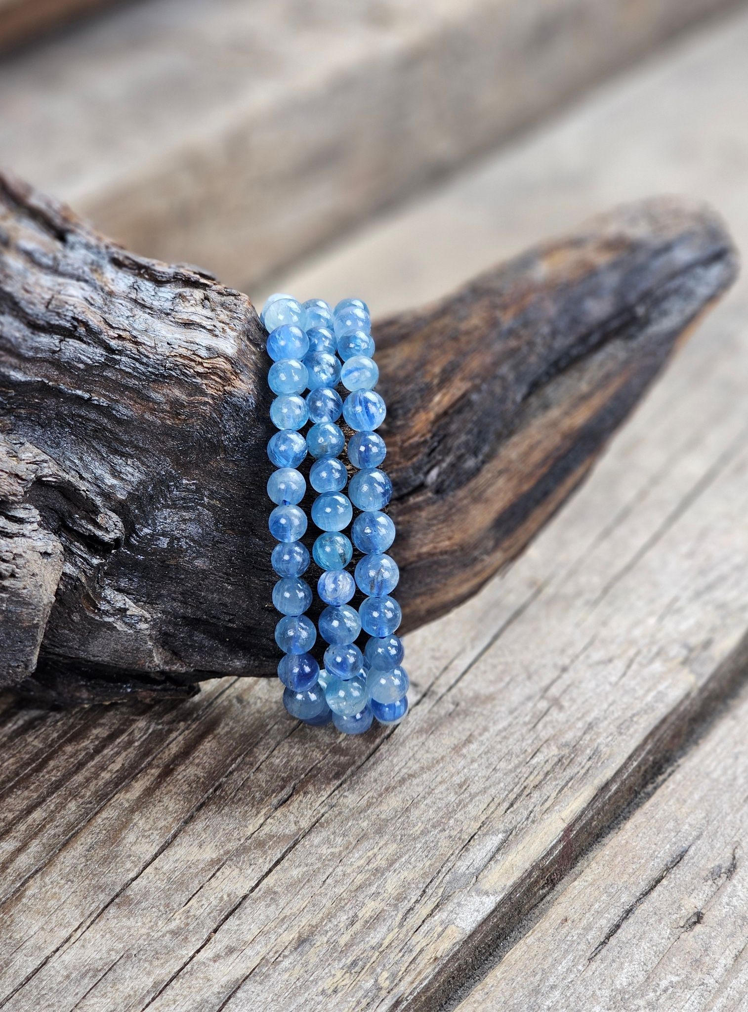 Kyanit extra klar, armband 6mm runda pärlor