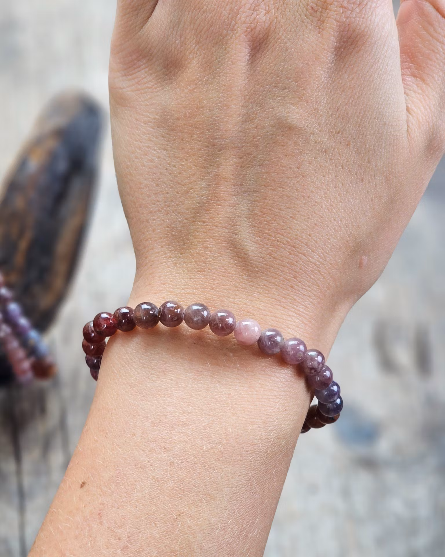 Röd Spinell mix, armband 6mm runda pärlor