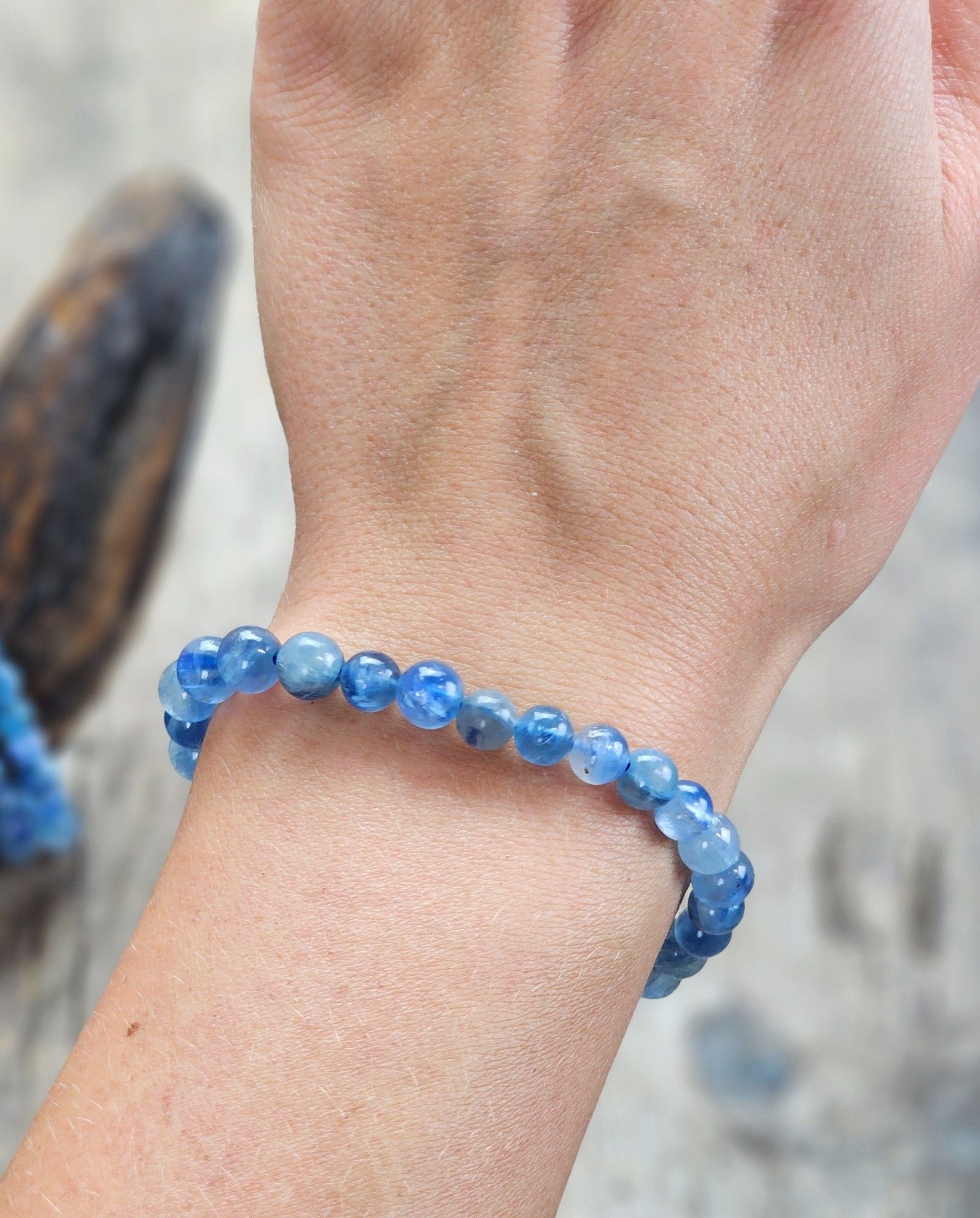 Kyanit extra klar, armband 6mm runda pärlor