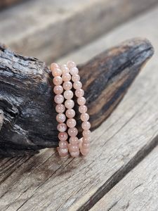 Persikomånsten, armband 6mm runda pärlor