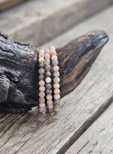 Persikomånsten & Grå Månsten mix, armband 6mm runda pärlor