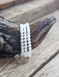 Vit Jade, armband 6mm runda pärlor