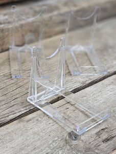 Plastställning för kristaller, mellan