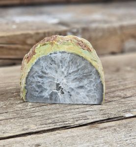Agatgeoder, stående med kvarts (per kilo)