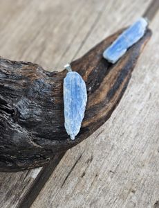 Kyanit rå, silverpläterat hänge