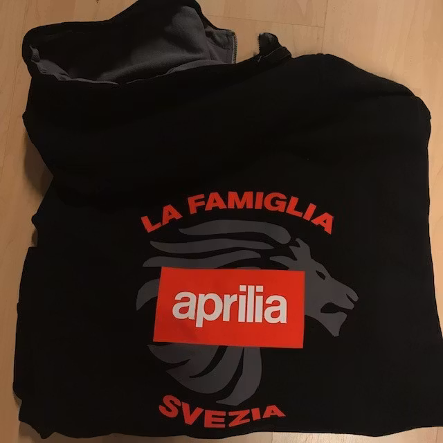 Svart hoodie utan dragkedja