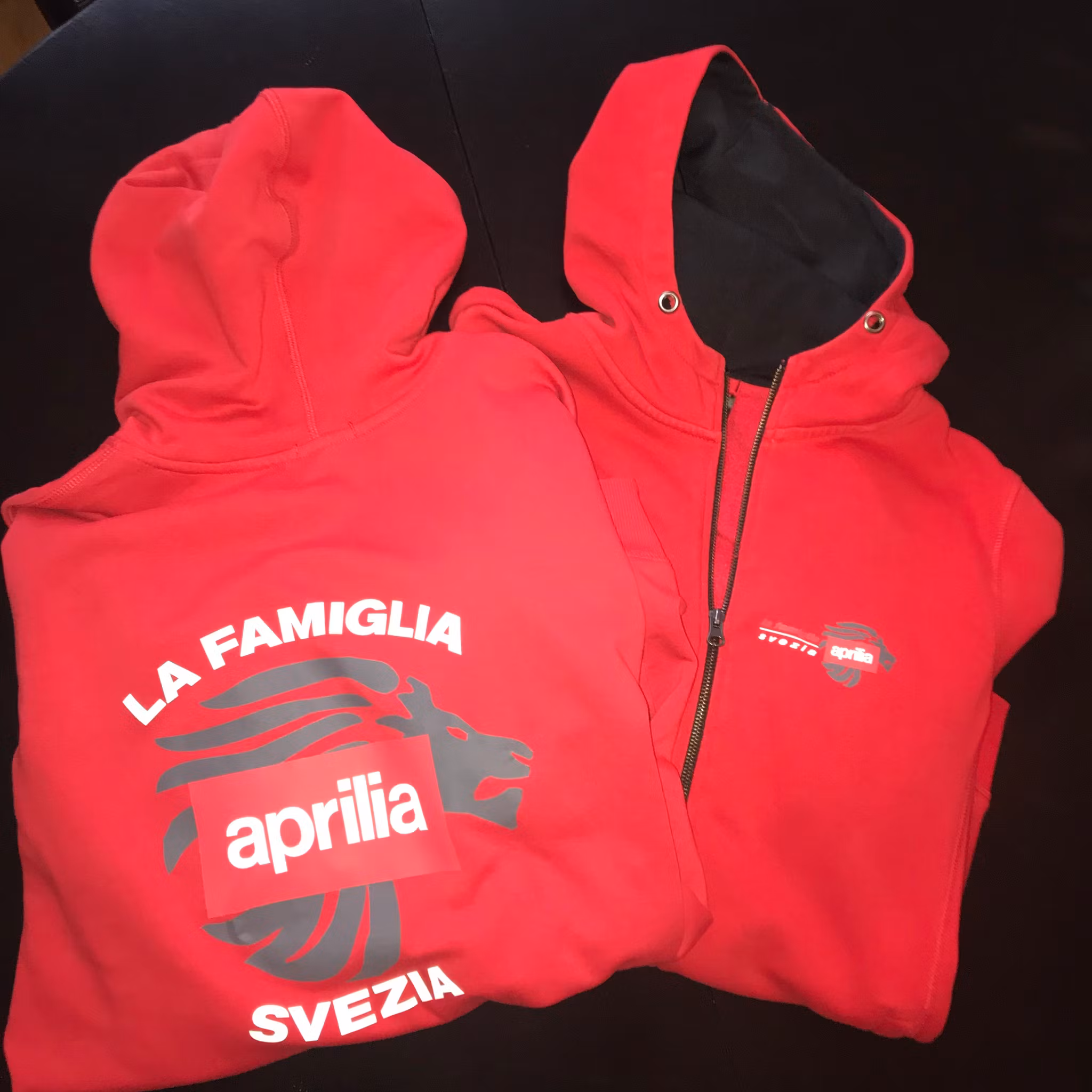Röd hoodie utan dragkedja