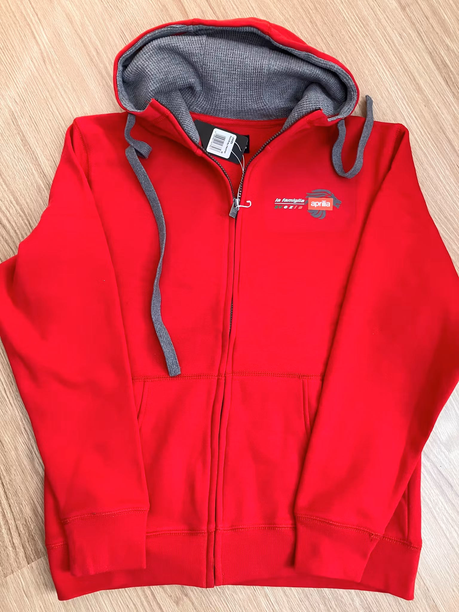 Röd hoodie med dragkedja 2023