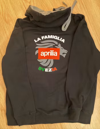 Svart hoodie med dragkedja 2023