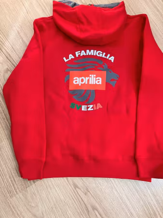 Röd hoodie med dragkedja 2023