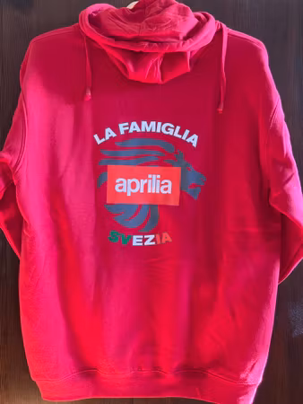 Röd hoodie utan dragkedja 2023