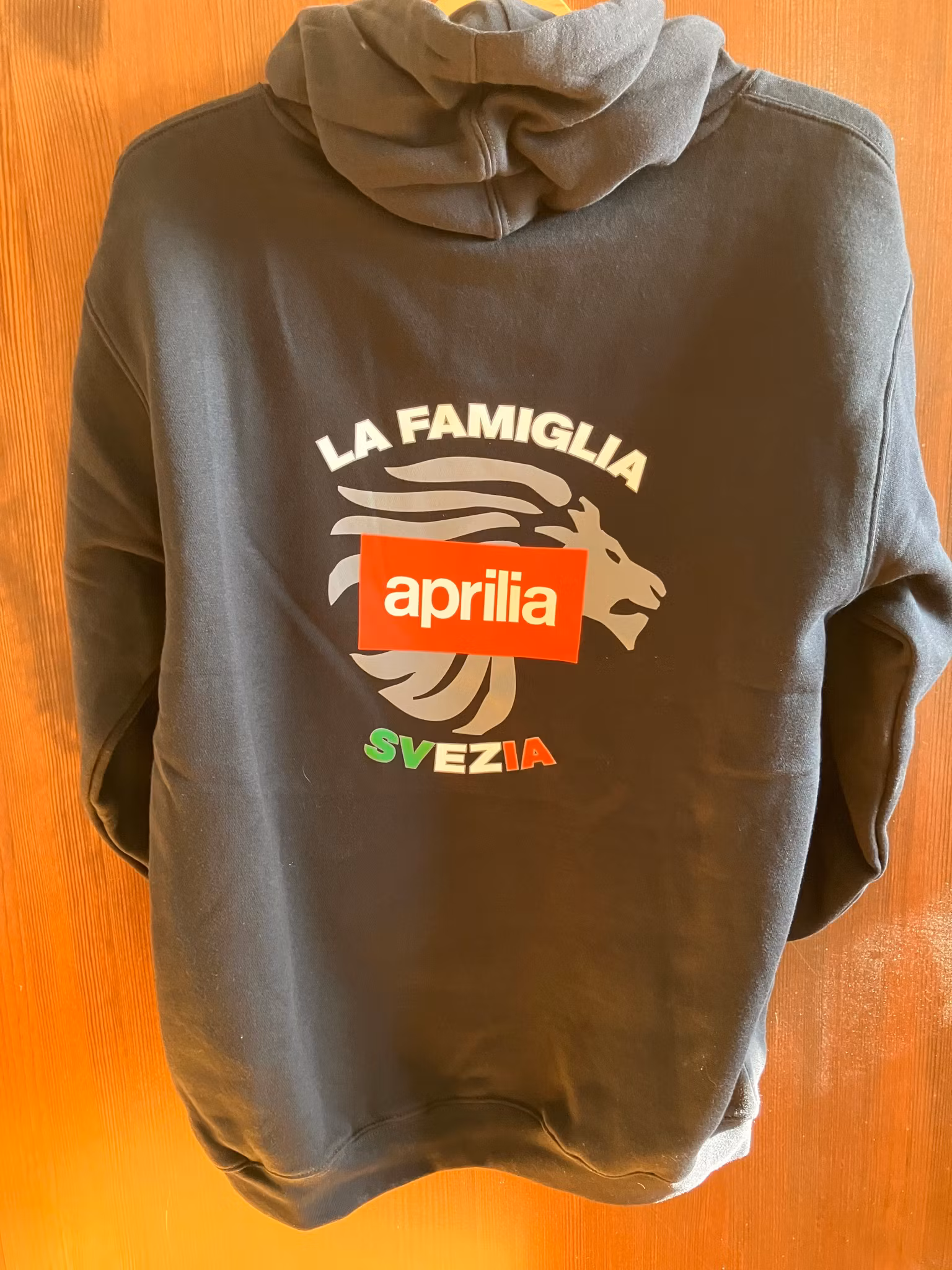 Svart hoodie utan dragkedja 2023