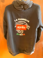 Svart hoodie utan dragkedja 2023
