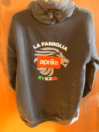 Svart hoodie utan dragkedja 2023