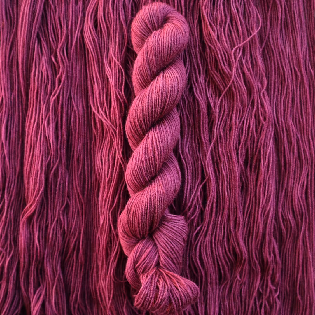 BFL Fingering 50g "Vinröd"