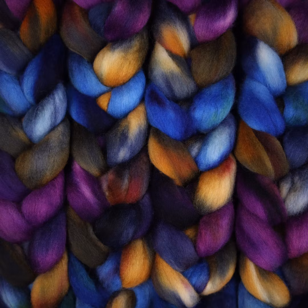 Handfärgad ulltops Corriedale "Vi ses på Blåkulla" ca 100g