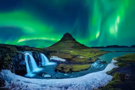 Nordlys og Fossefall