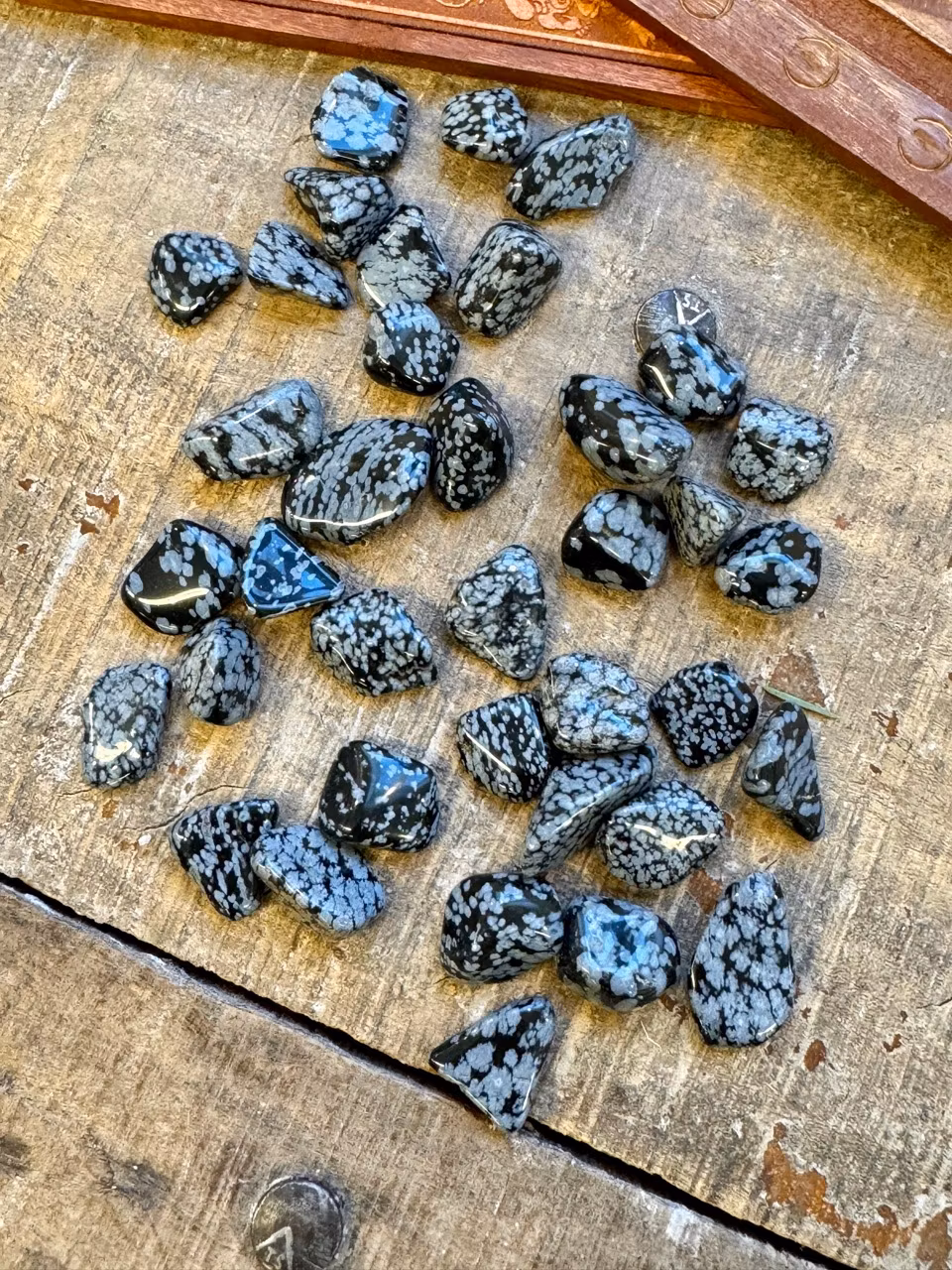 Snöflingeobsidian, trumlad