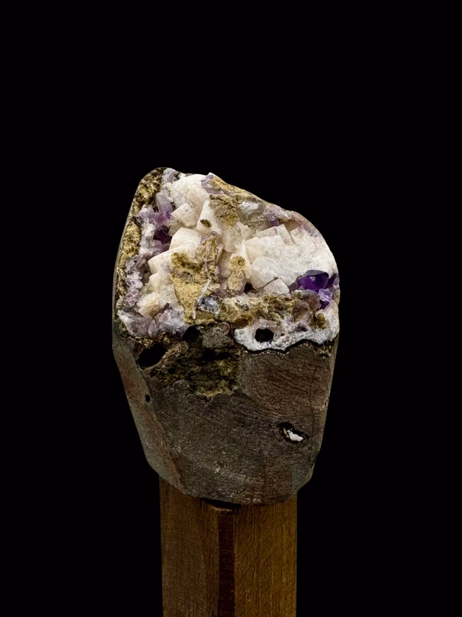 Ametist med Chabazit och Kalcit