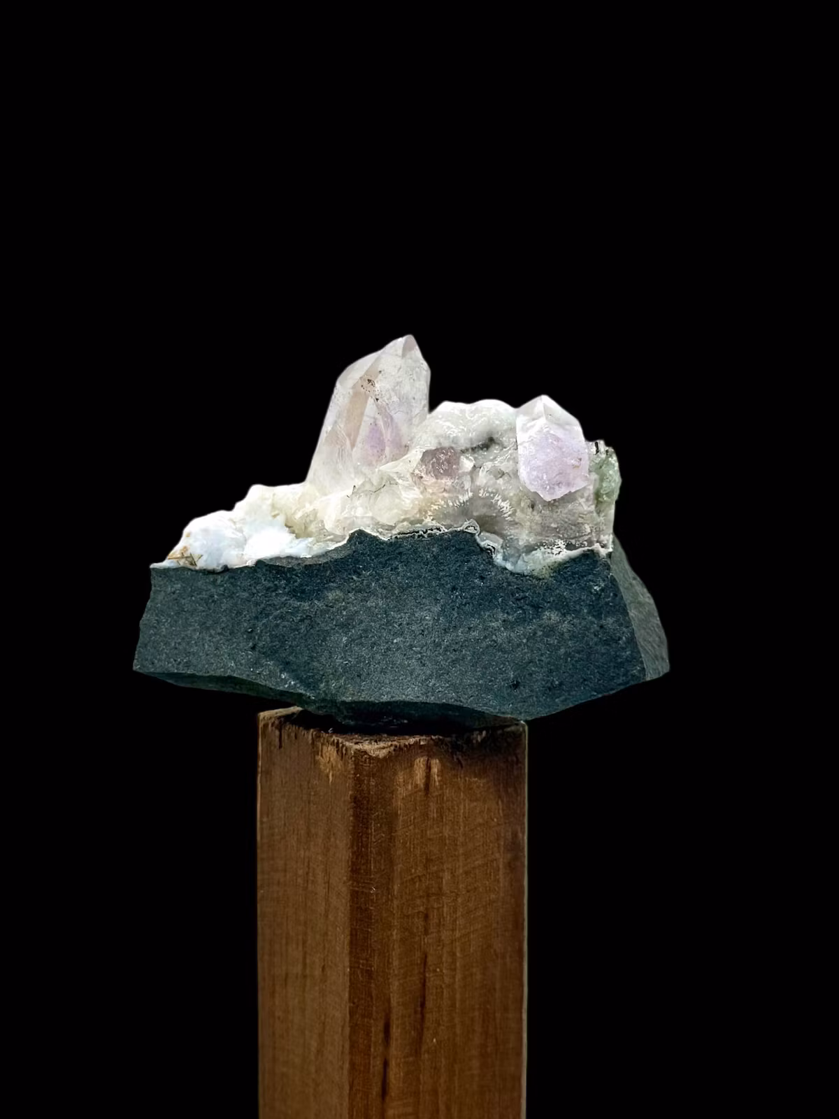 Kluster Smokey Ametist på matrix (AAA-kvalitet)