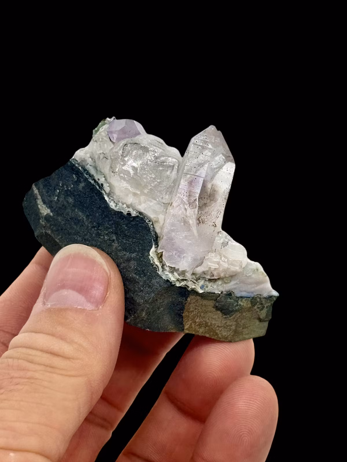 Kluster Smokey Ametist på matrix (AAA-kvalitet)