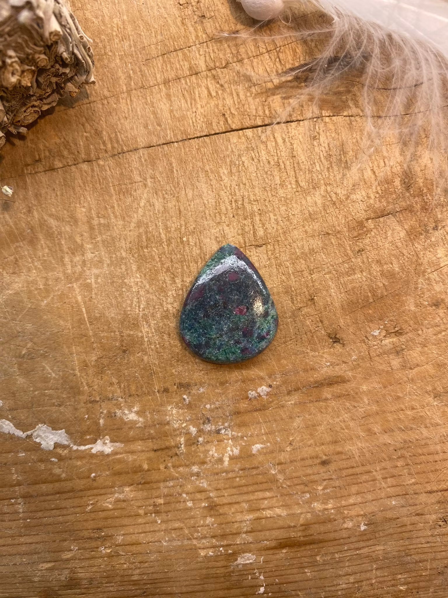 Cabochon (Zoisit med Rubin)