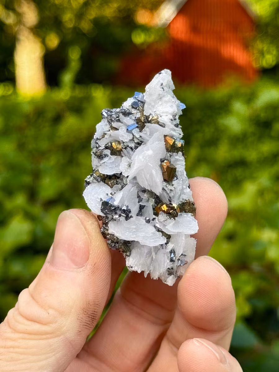 Kluster Pyrit, kalcit och bergkristall